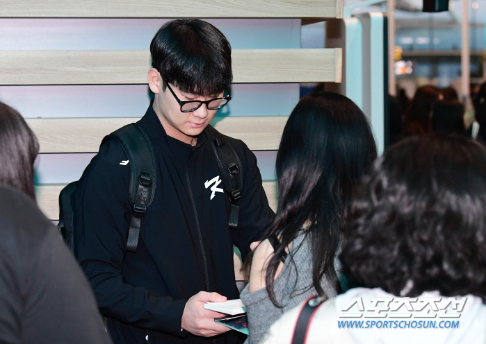 'Showing off idol-level popularity...' The departure site of the Premier 12 baseball team, the airport scenery filled with fans (Incheon Airport Site)