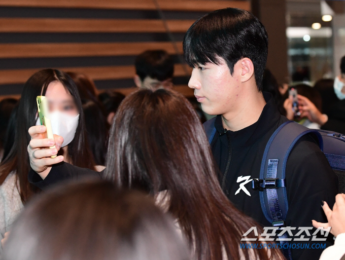 'Showing off idol-level popularity...' The departure site of the Premier 12 baseball team, the airport scenery filled with fans (Incheon Airport Site)