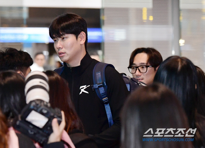 'Showing off idol-level popularity...' The departure site of the Premier 12 baseball team, the airport scenery filled with fans (Incheon Airport Site)