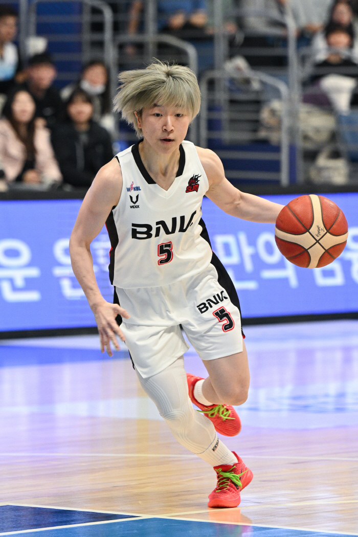 'Ahn Hye-ji Explodes 22 Points' Busan BNK, Shinhan Bank 77-57 Overpowering 4 consecutive wins → Run for 1st place