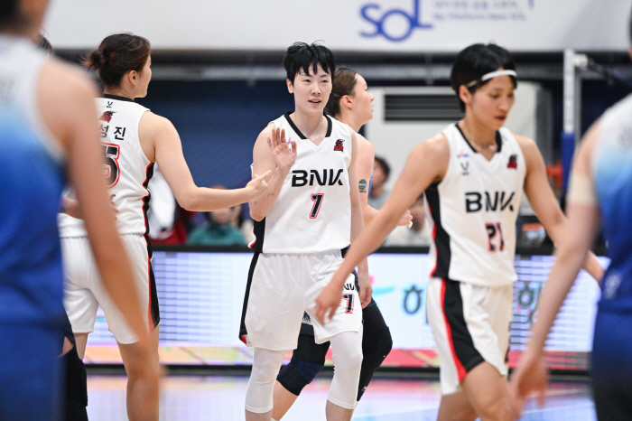 'Ahn Hye-ji Explodes 22 Points' Busan BNK, Shinhan Bank 77-57 Overpowering 4 consecutive wins → Run for 1st place