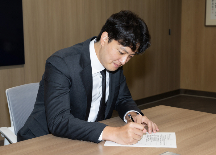 Back to the beginning! Kim Won-joong with a haircut, stamping for 5.4 billion won for four years! Lotte One Club Man 'History' 