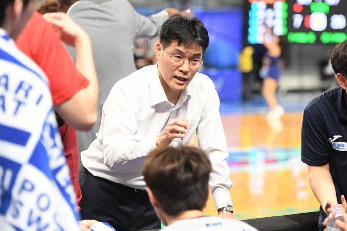  Hyundai Mobis coach Cho Dong-hyun, who led the come-from-behind victory by 19 points, 'The victory made by the players holding on tightly'