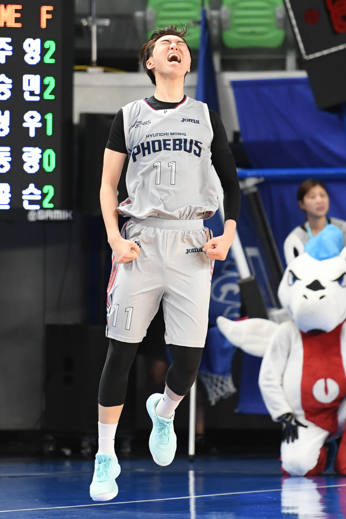  'Middle cut 'Hyundai Mobis, Lee Woo-seok completed a big upset victory with a three-point shot in 1.4 seconds. Korea Gas Corporation stops it from winning eight games in a row