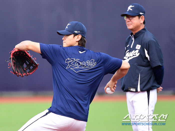 Legendary Shortstop Coach 'Special One Point Lesson' Kim Do-young Grows More in the National Team