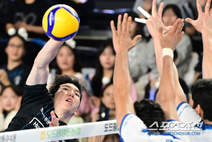 Leo  Heo Soo-bong 40 points joint venture Hyundai Capital finished first in the first round. 3-0 win over Samsung Fire & Marine Insurance 