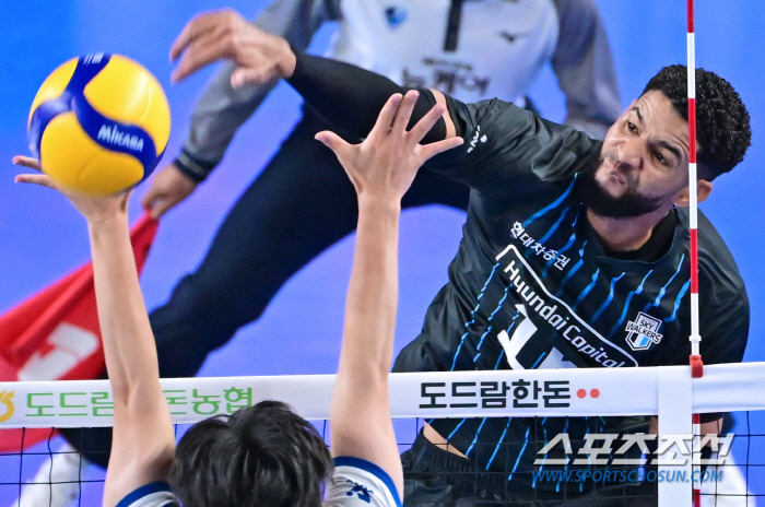 Leo  Heo Soo-bong 40 points joint venture Hyundai Capital finished first in the first round. 3-0 win over Samsung Fire & Marine Insurance 