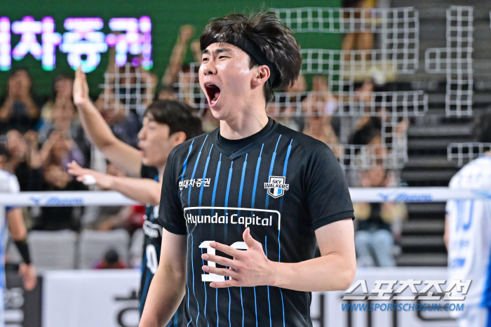 Leo  Heo Soo-bong 40 points joint venture Hyundai Capital finished first in the first round. 3-0 win over Samsung Fire & Marine Insurance 