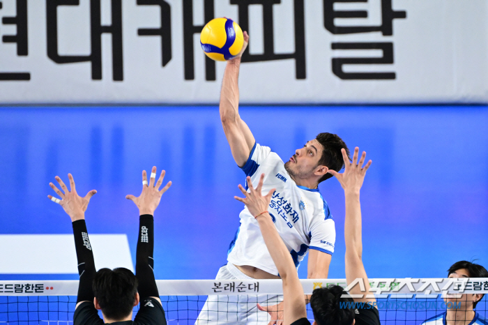 Leo  Heo Soo-bong 40 points joint venture Hyundai Capital finished first in the first round. 3-0 win over Samsung Fire & Marine Insurance 