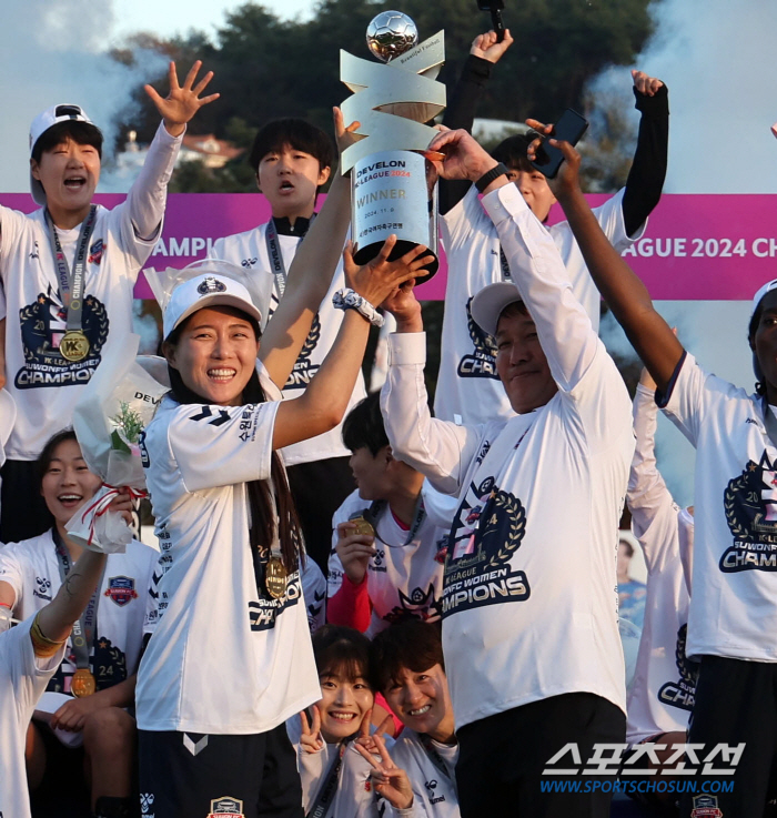 Suwon FC women who have won the title for the first time in 14 years and are in tears...Coach Park Gil-young'I respect our players'