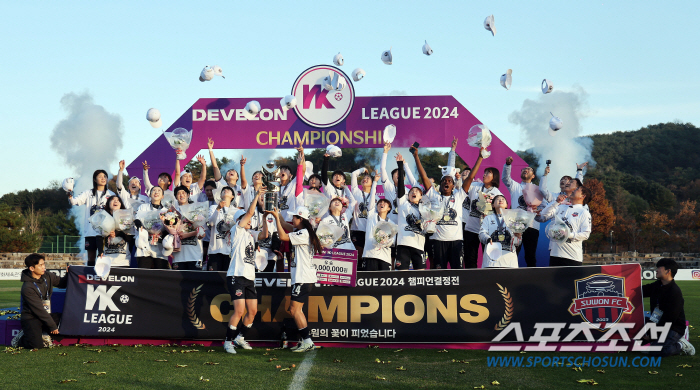 Suwon FC women who have won the title for the first time in 14 years and are in tears...Coach Park Gil-young'I respect our players'