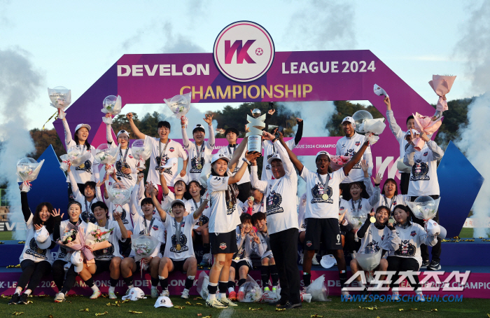 Suwon FC women who have won the title for the first time in 14 years and are in tears...Coach Park Gil-young'I respect our players'