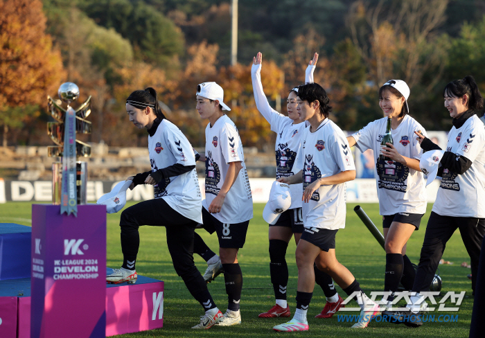 Suwon FC women who have won the title for the first time in 14 years and are in tears...Coach Park Gil-young'I respect our players'