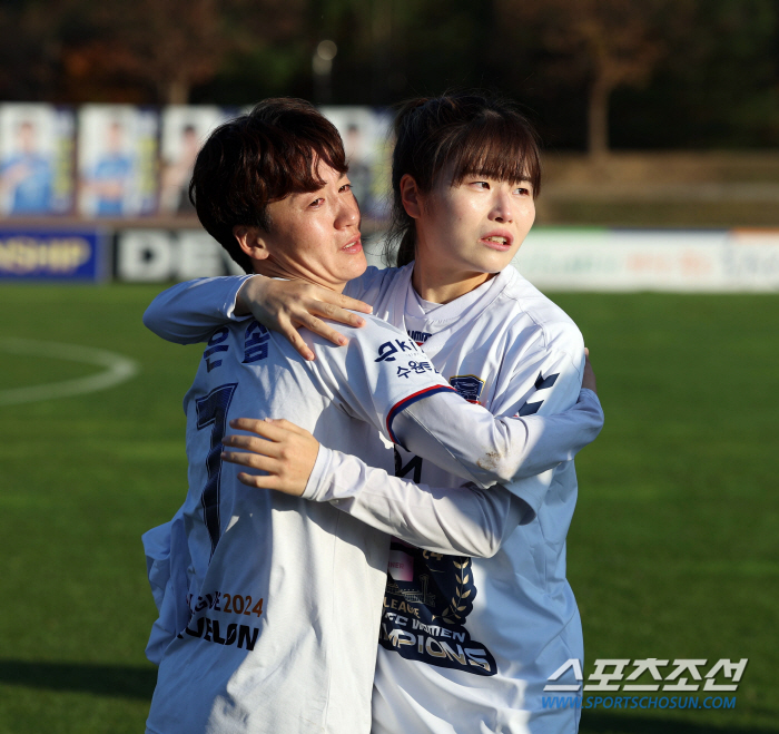 Suwon FC women who have won the title for the first time in 14 years and are in tears...Coach Park Gil-young'I respect our players'