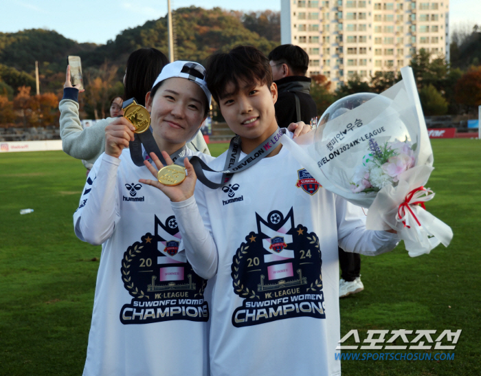 Suwon FC women who have won the title for the first time in 14 years and are in tears...Coach Park Gil-young'I respect our players'