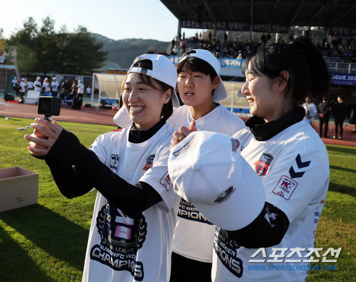 Suwon FC women who have won the title for the first time in 14 years and are in tears...Coach Park Gil-young'I respect our players'