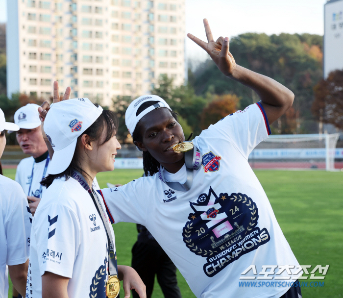 Suwon FC women who have won the title for the first time in 14 years and are in tears...Coach Park Gil-young'I respect our players'