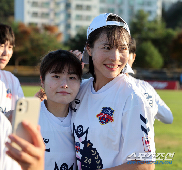 Suwon FC women who have won the title for the first time in 14 years and are in tears...Coach Park Gil-young'I respect our players'