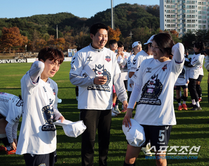 Suwon FC women who have won the title for the first time in 14 years and are in tears...Coach Park Gil-young'I respect our players'