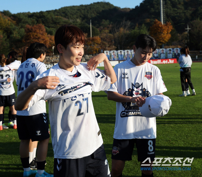 Suwon FC women who have won the title for the first time in 14 years and are in tears...Coach Park Gil-young'I respect our players'