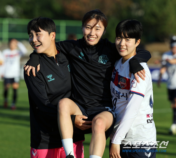 Suwon FC women who have won the title for the first time in 14 years and are in tears...Coach Park Gil-young'I respect our players'