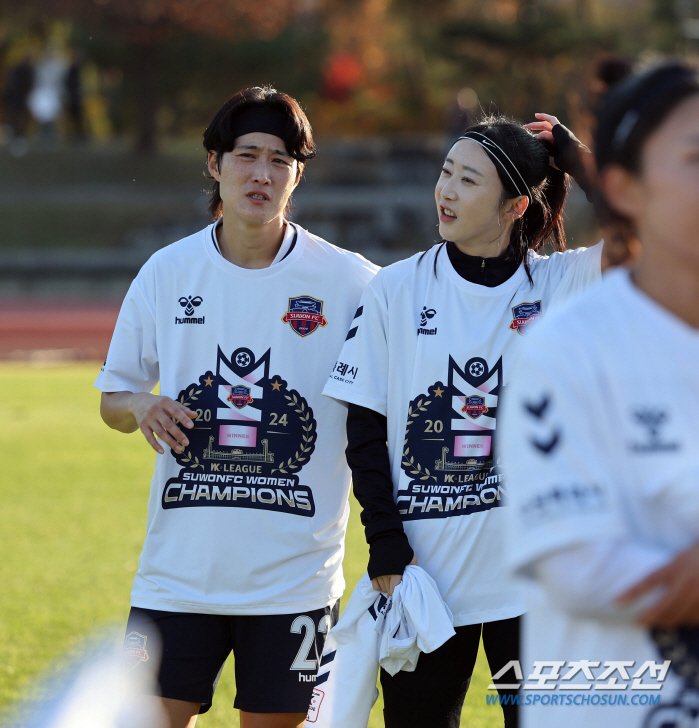 Suwon FC women who have won the title for the first time in 14 years and are in tears...Coach Park Gil-young'I respect our players'