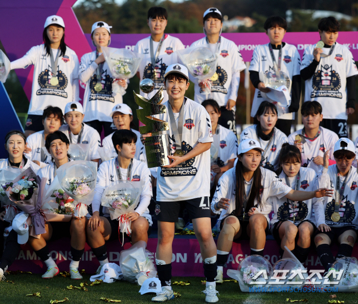 Suwon FC women who have won the title for the first time in 14 years and are in tears...Coach Park Gil-young'I respect our players'