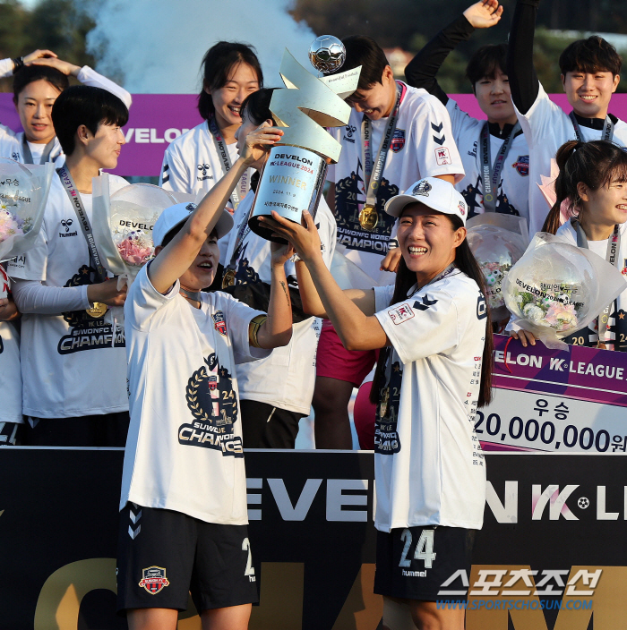 Suwon FC women who have won the title for the first time in 14 years and are in tears...Coach Park Gil-young'I respect our players'