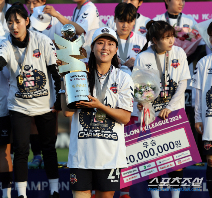 Suwon FC women who have won the title for the first time in 14 years and are in tears...Coach Park Gil-young'I respect our players'