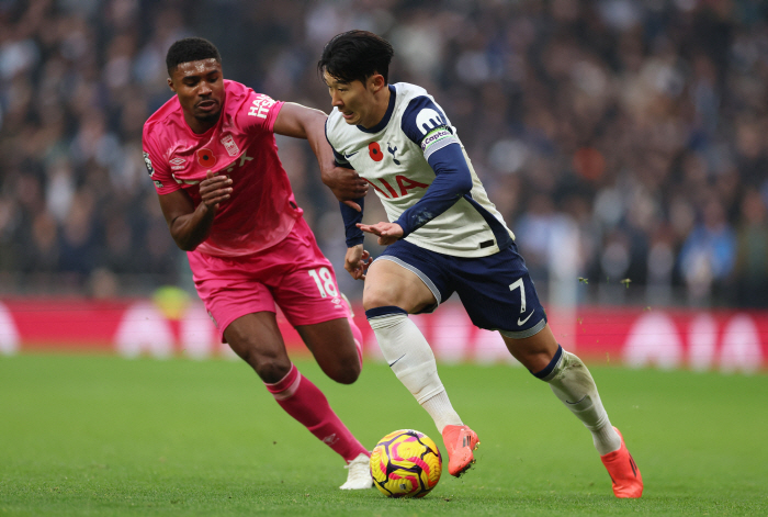 Tottenham disgraced EPL home 5 consecutive first runs humiliated, ending the first half with 0-2 behind Ipswich