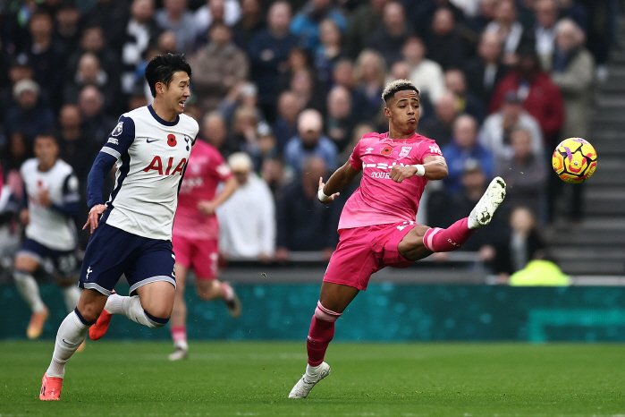 Tottenham disgraced EPL home 5 consecutive first runs humiliated, ending the first half with 0-2 behind Ipswich