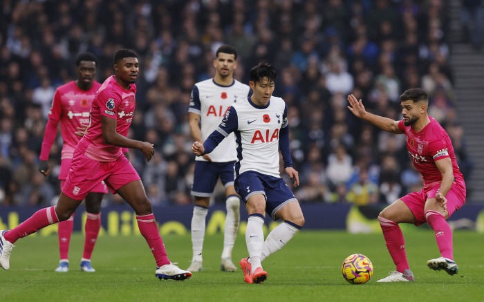  Tottenham's shocking first half poor match! Tottenham 0-2 Ipswich ends in the first half. Son Heung-min is starting