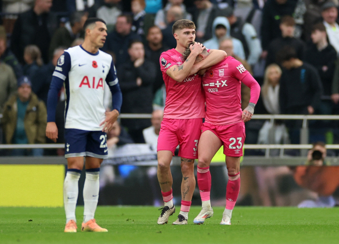  Tottenham's shocking first half poor match! Tottenham 0-2 Ipswich ends in the first half. Son Heung-min is starting