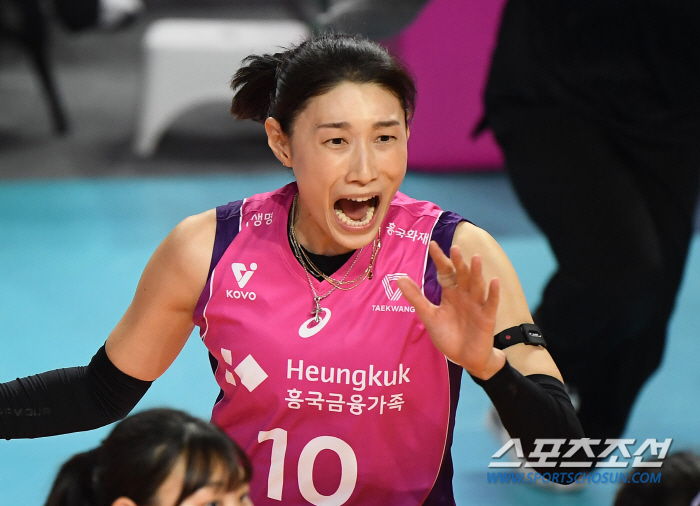 'Have a respect, Kim Yeon-koung!' 27 points bombed, Heungkuk Life won 3-2 sweat, and finished the first round undefeated. Yeom Hye-sun, the Minister of Injury, is 'lose well'