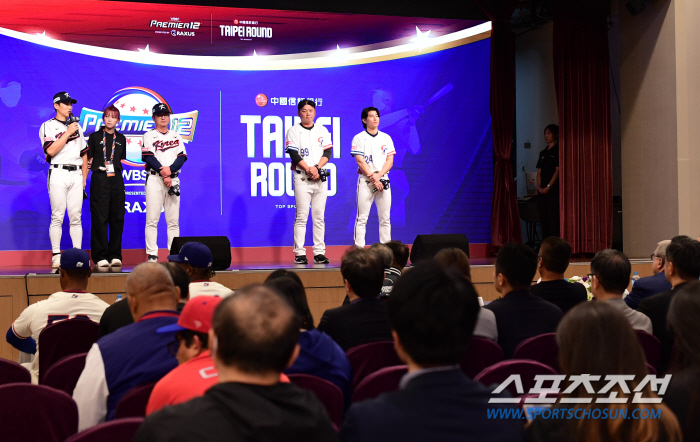 He didn't disclose the selection, but the event progress was also messed up. 'Why did you call him if he was going to do this?' Director Ryu Joong-il was angry ahead of the match against Taiwan because 