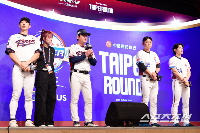 He didn't disclose the selection, but the event progress was also messed up. 'Why did you call him if he was going to do this?' Director Ryu Joong-il was angry ahead of the match against Taiwan because 