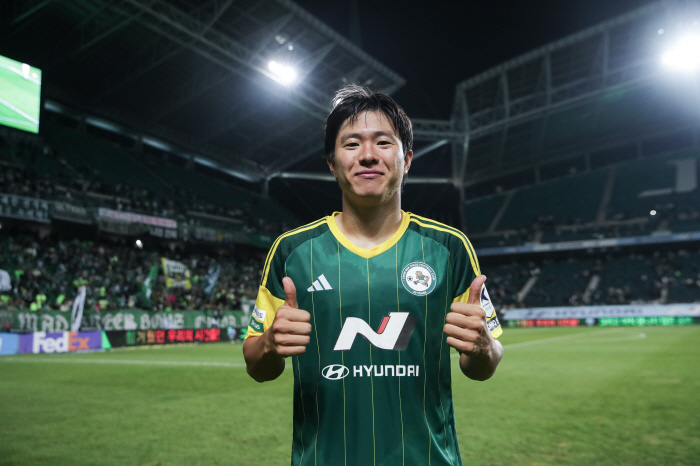 'Chun Kwon Chang-hoon is honored as the 37th round MVP of K League 1'