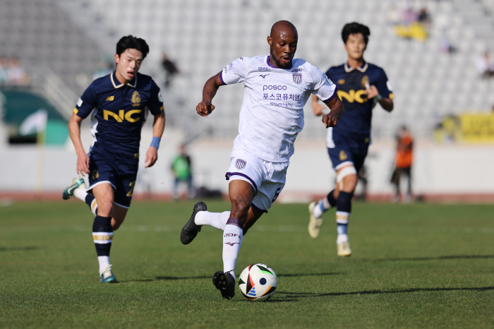 'Chun Kwon Chang-hoon is honored as the 37th round MVP of K League 1'