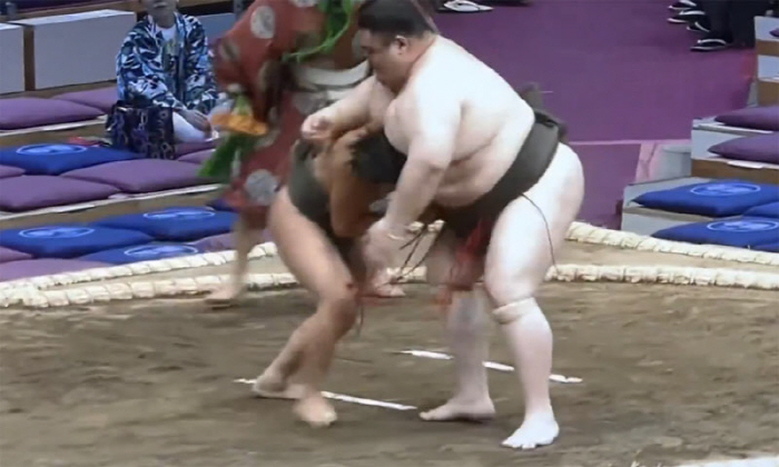 Sixteen-year-old sumo player, who is 2.5 times more veteran, deserves to be called a 'genius'