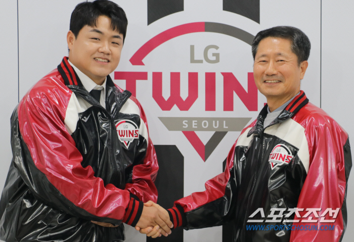 '5.2 billion full guarantee jackpot' Jang Hyun-sik officially greets LG fans and players on the weekend. Attendance with new colleagues on Love Giving Day 