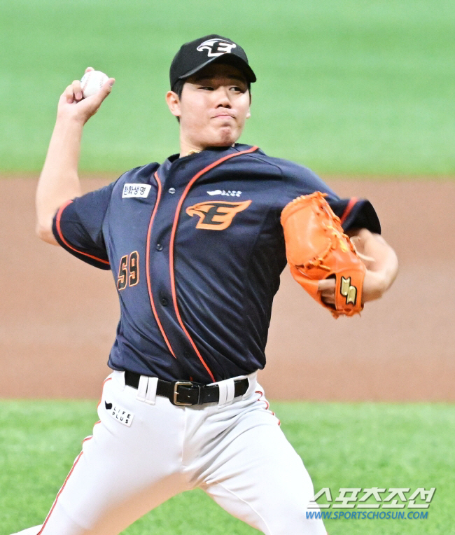 KT appointed Han Seung-joo as Hanwha 'fireballer' as compensation player for Shim Woo-joon's FA 