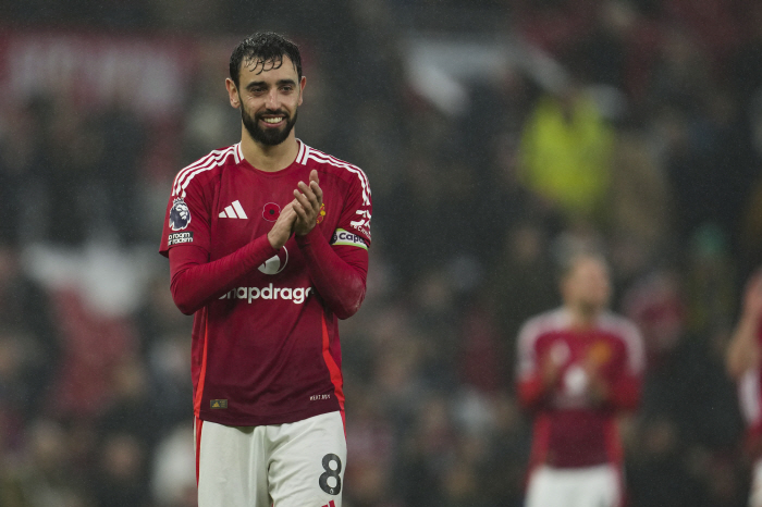 Manchester United captain Bruno Fernandes helps passengers unconscious on a flight home