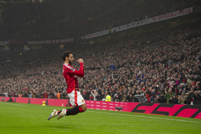 Manchester United captain Bruno Fernandes helps passengers unconscious on a flight home