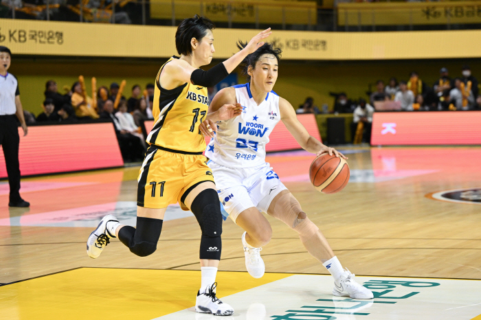  Kim Dan-bi ended up wearing a bell around her neck. KB, Woori Bank won 58-54. Five main players, double-digit points. How did you do 'Blocking Kim Danbi'