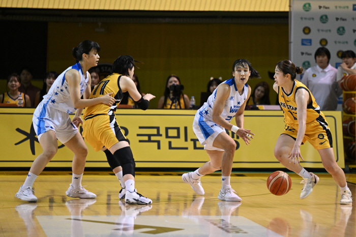  Kim Dan-bi ended up wearing a bell around her neck. KB, Woori Bank won 58-54. Five main players, double-digit points. How did you do 'Blocking Kim Danbi'