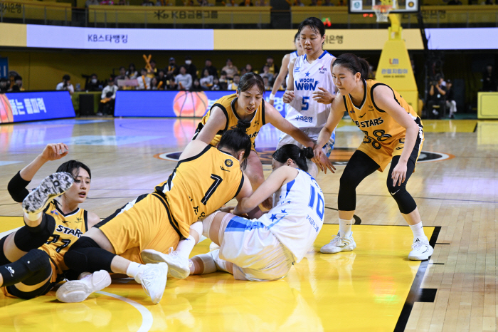  Kim Dan-bi ended up wearing a bell around her neck. KB, Woori Bank won 58-54. Five main players, double-digit points. How did you do 'Blocking Kim Danbi'