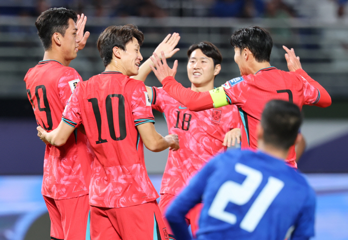 'I am the captain of the Republic of Korea' Son Heung-min scored his 50th A-match goal, 'Legend' alongside Hwang Sun-hong