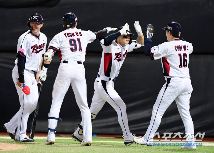 'Kim Do Young, 3 hits, 2 home runs, 5 RBIs, a one-man show!' Ryu Joong Il-ho, Cuba 84 Breakdown 'Premier 12 First Win'