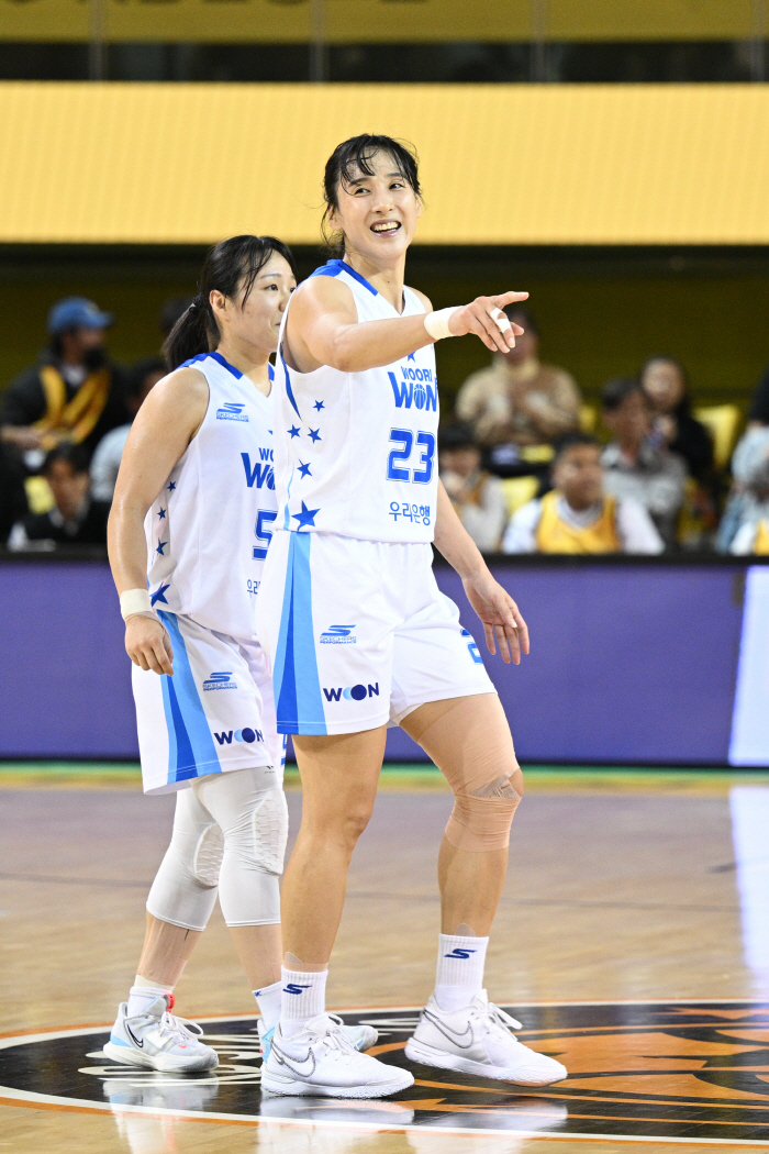 3 consecutive 30 points  Woori Bank's absolute ace, Kim Dan-bi, 1st round MVP