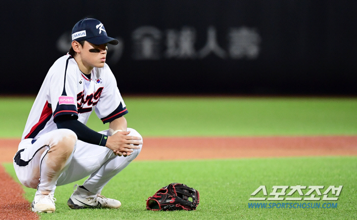 'Do Young, you have to live a sweat' Now everyone's cheering for the national hitter, the grand slam responsible for the victory, and five RBIs 